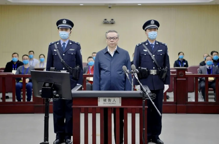 Une photo prise le 11 aout 2020, et rendue publique par la justice chinoise, de Lai Xiaomin, ancien patron du conglomérat financier China Huarong, condamné à mort mardi par la justice de son pays.