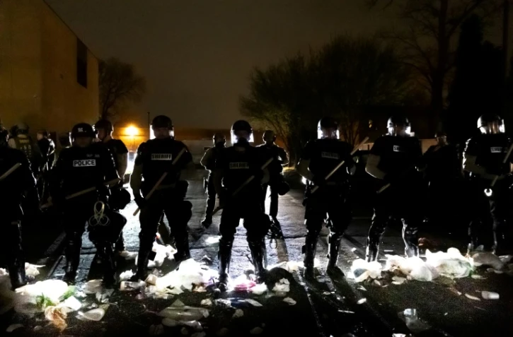 Des policiers en position face aux manifestants, le 11 avril 2021 à Brooklyn Center, près de Minneapolis, après la mort d'un jeune homme noir tué par la police