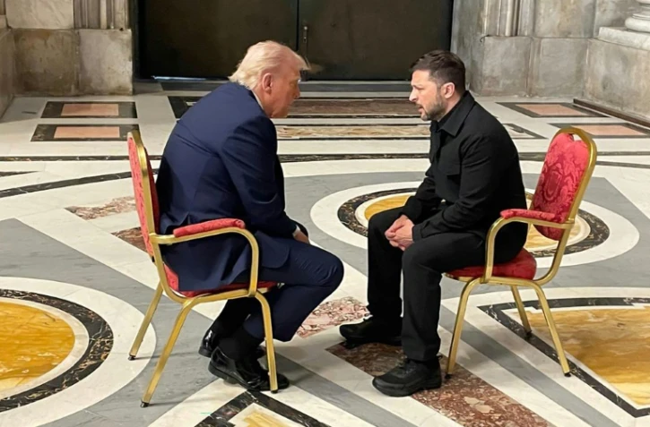 Photo diffusée par le ministère des Affaires étrangères ukrainien montrnant le président américain Donald Trump et son homologue ukrainien Volodymyr Zelensky, le 26 avril 2025 à la basilique Saint-Pierre du Vatican