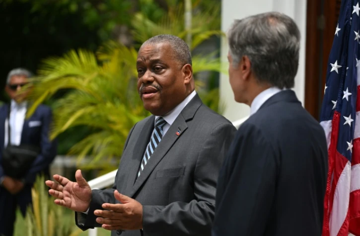 Le Premier ministre haïtien Garry Conille (g) donne une conférence de presse avec le secrétaire d'Etat américain Antony Blinken, le 5 septembre 2024 à Port-au-Prince