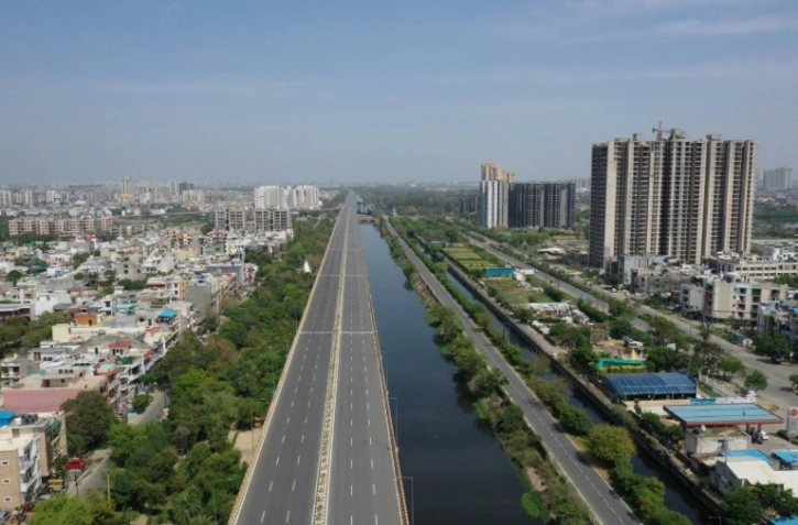 Vue aérienne d'une autoroute déserte au premier jour du confinement instauré en Inde pour lutter contre l'épidémie du nouveau coronavirus, le 25 mars 2020 à Ghaziabad 