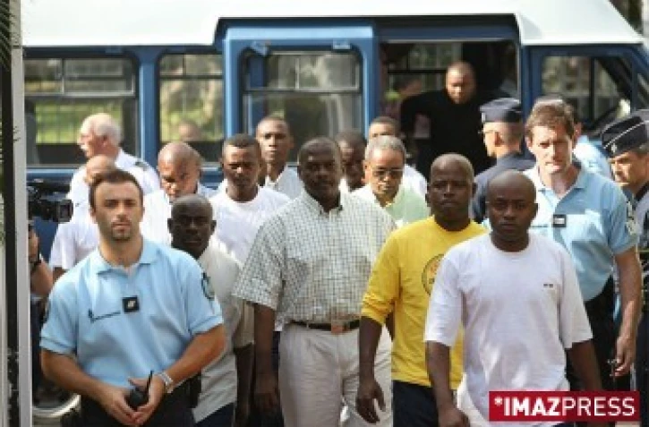 Mercredi 2 Avril 2007

le colonel bacar et ses hommes à leur arrivée au tribunal administratif