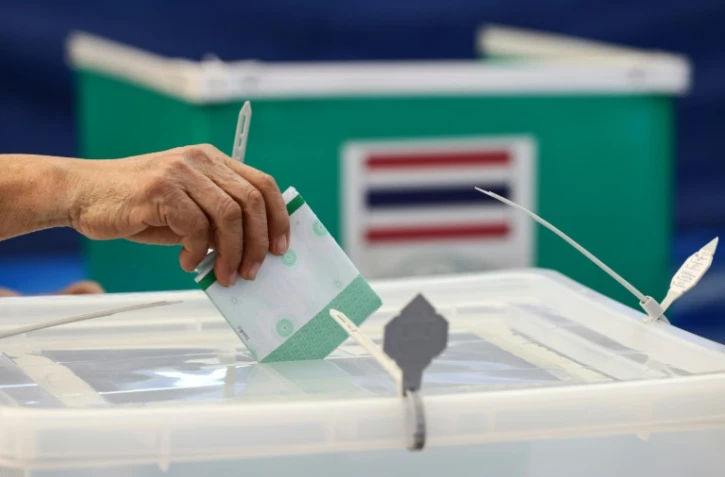 Un électeur thaïlandais vote à Bangkok, le 14 mai 2023