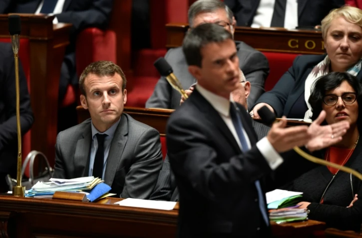 Le ministre de l'Economies Emmanuel Macron et le Premier ministre Manuel Valls le 12 mai à l'Assemblée nationale à Paris