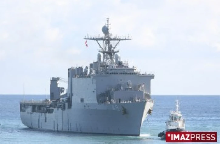 Vendredi 11 Avril 2008
Le bateau de guerre américain USS Ashland à son arrivée au port est