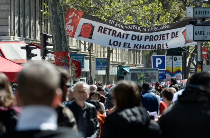 Des participants au défilé de la fête du travail expriment leur opposition à la loi el Khomri le 1er mai 2016 à Paris