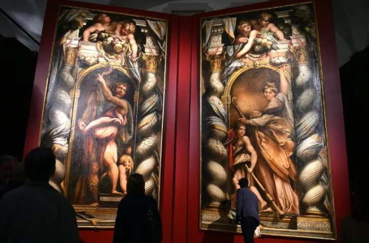 Des visiteurs admirent les oeuvres présentées lors de l'exposition "le Corrège et le Parmesans, l'art à Parme au XVIe siècle", présentée à Rome, le 12 mars 2016