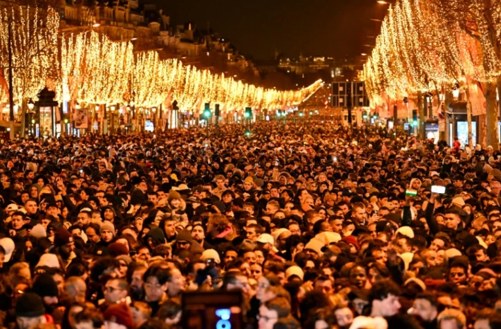 L'avenue des Champs-Élysées pendant les célébrations du Nouvel An à Paris, le 31 décembre 2023