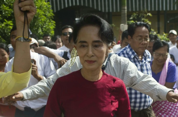 Aung San Suu Kyi visite un bureau de vote le 8 novembre 2015 à Rangoun