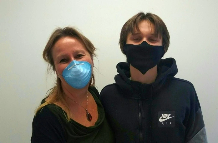 Kathy Tynus, une médecin de 55 ans à Chicago, et son fils de 17 ans Tony, confinés ensemble, le 17 avril 2020