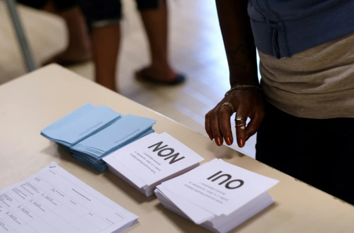 "Voulez-vous que la Nouvelle-Calédonie accède à la pleine souveraineté et devienne indépendante ?" Oui ou Non les deux bulletins possibles dans un bureau de vote à Nouméa le 4 novembre 2018