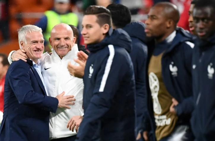 Le sélectionneur de la France Didier Deschamps et son adjoint Guy Stephan après la qualification pour les 8e du Mondial en battant le Pérou, le 21 juin 2018 à Ekaterinbourg