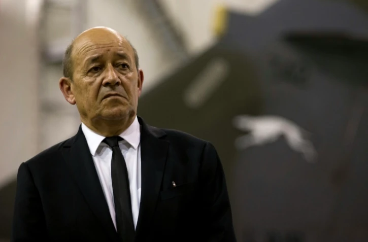 Le ministre de la Défense Jean-Yves Le Drian, lors d'une visite d'une base militaire en Jordanie le 12 octobre 2015