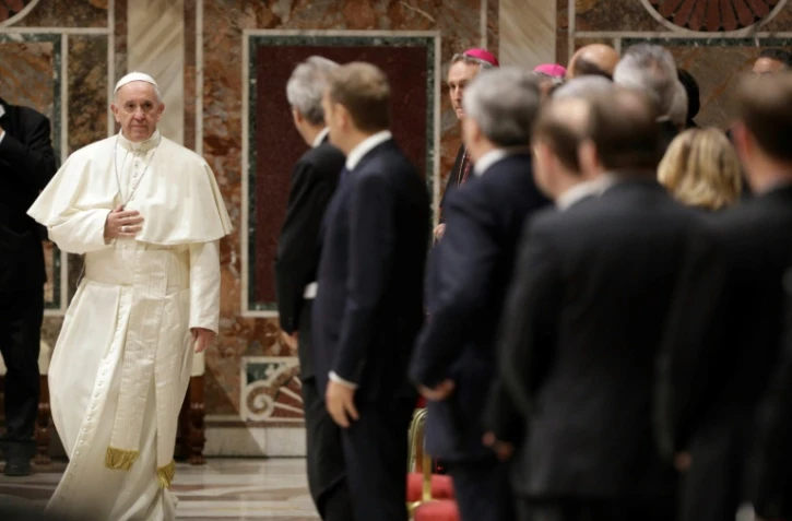 Le pape François arrive à une audience accordée à 27 chefs d'Etat et de gouvernement au Vatican à la veille de la célébration des 60 ans du traité de Rome