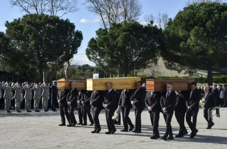 Les cercueils de Jean Mazières, Christian Medves et Hervé Sosna, victimes des attentats dans l'Aude, sont portés lors d'une cérémonie d'hommage à Trèbes, le 29 mars 2018