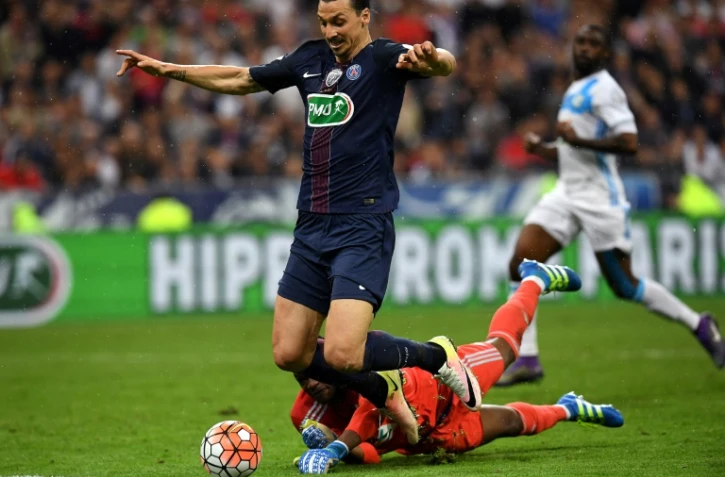 Zlatan Ibrahimovic devant Steve Mandanda, le 21 mai 2016