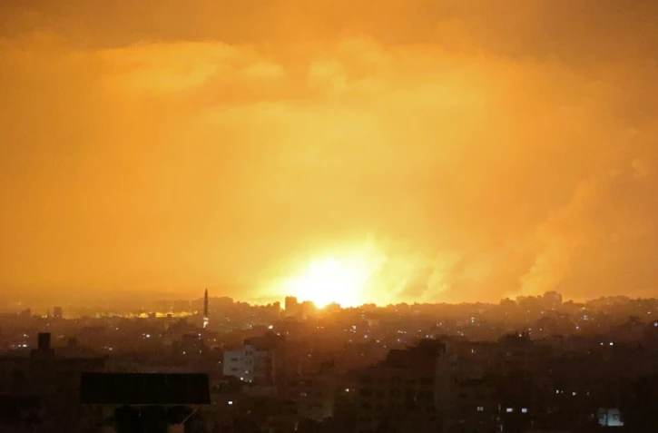 Une explosion embrase le ciel de Beit Lahia (bande de Gaza) après une frappe israélienne, le 14 mai 2021
