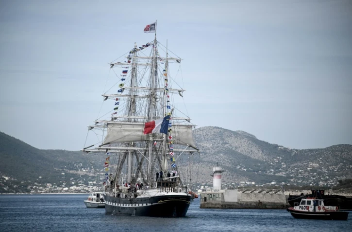Le Belem, trois-mâts français du XIXe siècle, quitte le port du Pirée, près d'Athènes, avec la flamme olympique à son bord pour entamer son voyage vers la France le 27 avril 2024, un jour après que la Grèce a remis le flambeau des Jeux de 2024 aux organisateurs parisiens