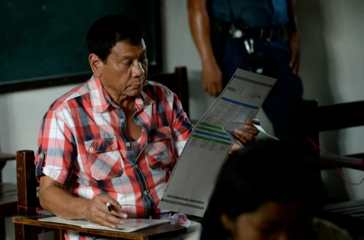 Rodrigo Duterte, favori de la présidentielle philippine, vote dans un bureau à Davao City, sur l'île du sud Mindanao le 9 mai 2016