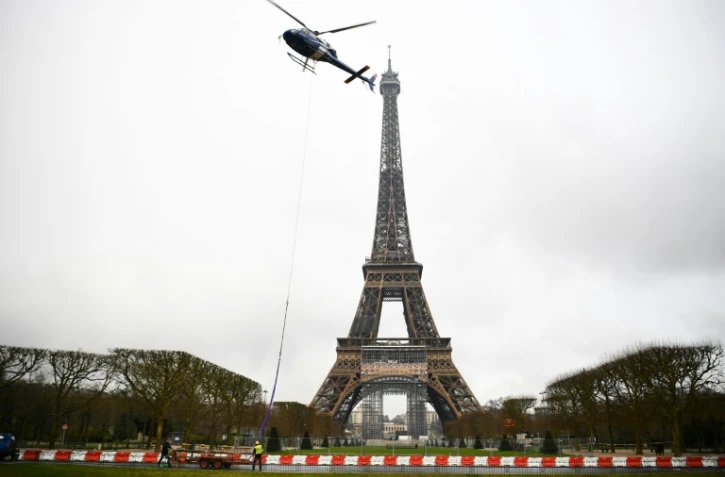 Installation d'une antenne radio au sommet de la Tour Eiffel, le 15 mars 2022 à Paris