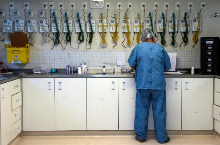 Un membre des équipes de soignants vérifie les respirateurs dans l'unité de soins intensifs qui accueille les patients atteints du Covid-19 à l'hôpital  Emilio Ribas  à Sao Paulo, le 20 avril 2020 