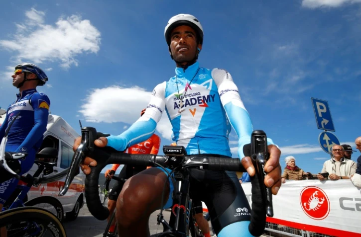 Le coureur érythréen Awet Andemeskel, réfugié en Suède, s'apprête à prendre le départ du Tour d'Italie à Orbetello, le 14 mai 2019