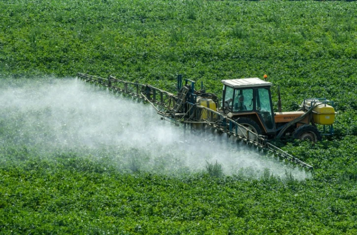 La France, première puissance agricole européenne, a du mal à s'en passer: les pesticides restent considérés comme un "moyen de production" par une majorité d'agriculteurs