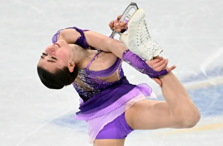 La jeune Russe Kamila Valieva lors de son programme court de patinage artistique en individuel lors des JO de Pékin 2022 le 15 février 2022 au Capital Indoor Stadium de Pékin