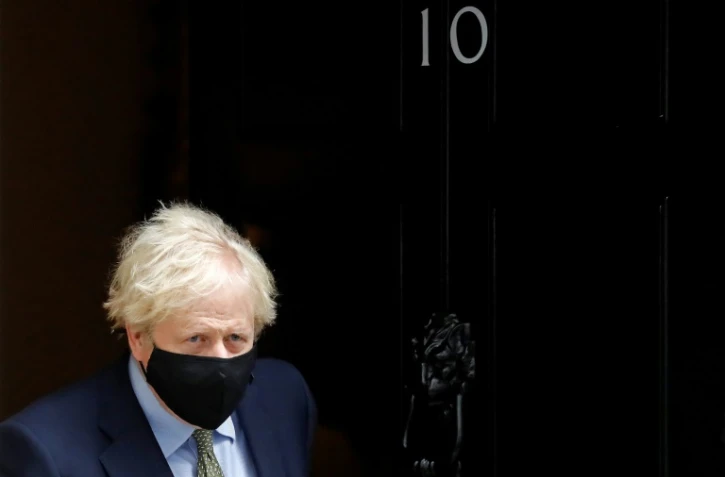 Le Premier ministre britannique Boris Johnson sort du 10 Downing Street, le 14 octobre 2020 à Londres
