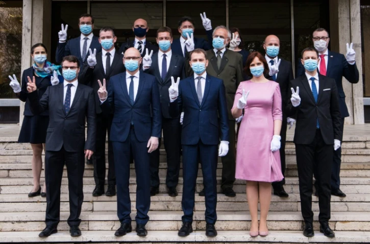 Le gouvernement slovaque fait une photo de famille le 21 mars 2020 à Bratislava, après sa cérémonie d'intronisation