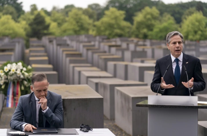 Le secrétaire d'Etat américain Antony Blinken (D) lors d'un discours au Mémorial de l'Holocauste à Berlin, au côté du ministre allemand des Affaires étrangères Heiko Maas (G), le 24 juin 2021 