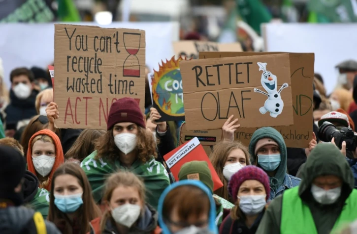 De jeunes militants participent Ă une marche pour le climat porte de Brandebourg Ă Berlin, le 22 octobre 2021