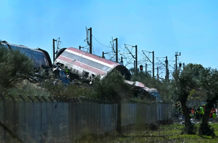 Des secouristes sur les lieux d’une collision entre un train à grande vitesse Renfe AVE et un train Iryo, entre Urda et Los Yébenes, dans la province de Tolède, le 28 octobre 2026 en Espagne