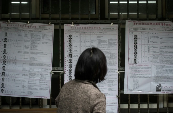 Une personne devant les listes électorales à Taipei, le 16 janvier 2016
