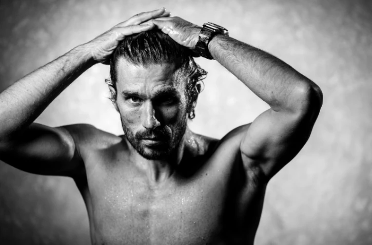 Le plongeur français Guillaume Néry lors d'une séance photo en studio à Paris le 10 janvier 2019 à Paris