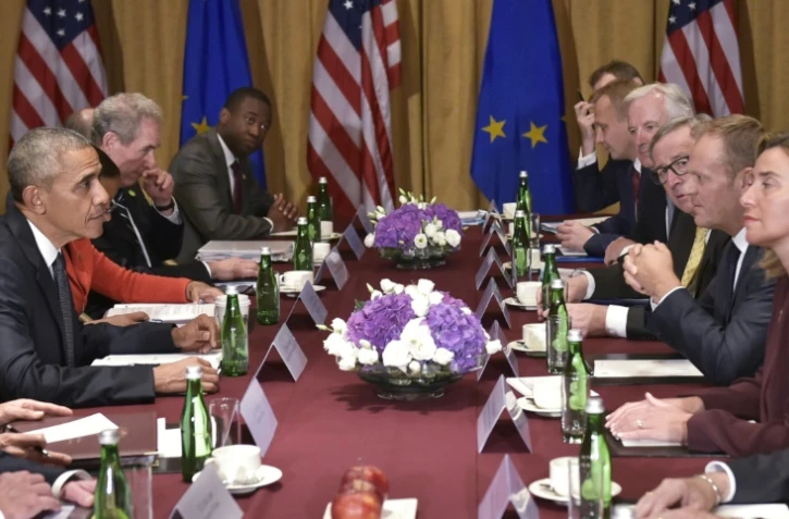 Barack Obama face à Donald Tusk, Jean-Claude Juncker et Federica Mogherini lors d'une rencontre avant le début du sommet de l'Otan le 8 juillet 2016 à Varsovie