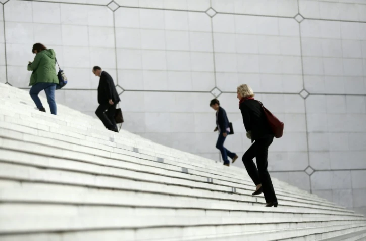 Des employés gravissent les marches de l'Arche de La Défense, dans les Hauts-de-Seine, le 4 septembre 2015