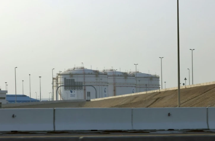 Des réservoirs du géant pétrolier ADNOC près de l'aéroport d'Abou Dhabi, le 17 janvier 2022