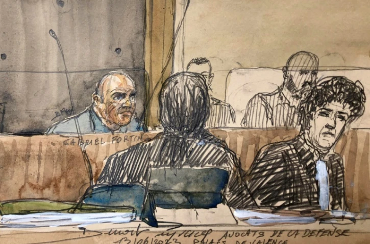 Croquis d'audience de Gabriel Fortin (g), avec ses avocats Laëtitia Galland (c) et Romaric Château, lors de son procès devant la cour d'assises de la Drôme, le 13 juin 2023 à Valence