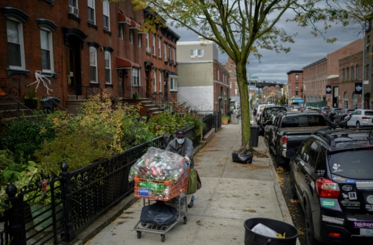 Laurentino Marin, un Méxicain de 80 ans, conduit son charriot de cannettes dans les rues de Brooklyn à New York, le 27 octobre 2021, avant de les échanger contre quelques dizaines de dollars dans un centre de recyclage