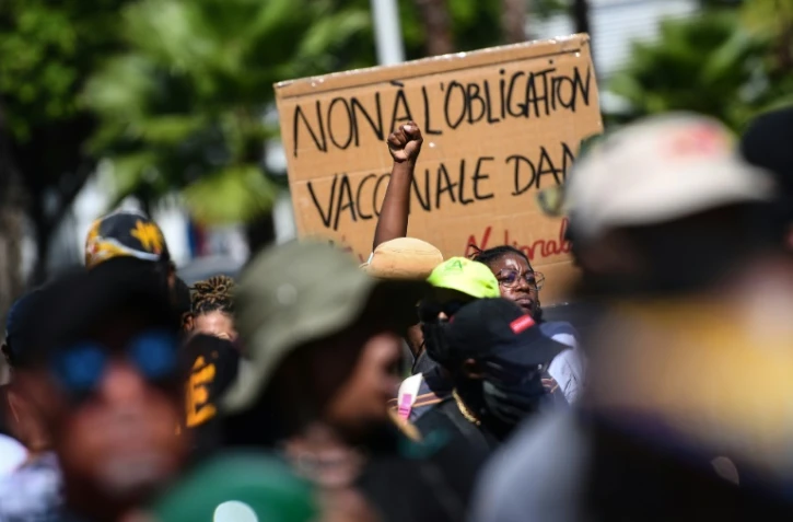 Des manifestants anti-vaccin près de  Pointe-à-Pitre, en Guadeloupe, France, le 24 novembre 2021