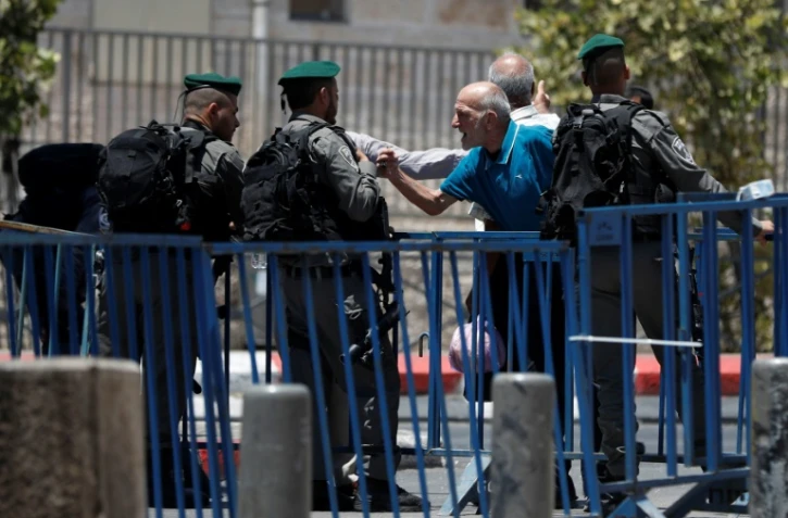 Barrage policier près de la Porte de Damas, l'une des entrées principales de la Vieille ville de Jérusalem, le 15 juillet 2017, au lendemain d'une attaque meurtrière anti-israélienne