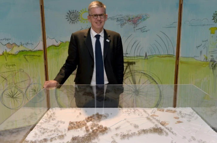 Nicolas Ferrand, directeur général exécutif de SLIDEO? la société de livraison des de l'Autorité de livraison des ouvrages olympiques, présente le projet du village des médias des Jeux olympiques de 2024 et du nouveau quartier de Seine-Saint-Denis, au siège du journal sportif français L'Equipe, à Boulogne-Billancourt, au sud-ouest de Paris, le 2 octobre , 2019.