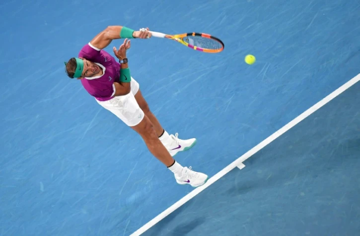 Rafael Nadal au service face à l'Italien Matteo Berrettini à l'Open d'Australie à Melbourne, le 28 janvier 2022 