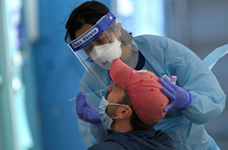 Un habitant se fait tester au Covid-19, le 17 juillet 2021 à Sydney, en Australie