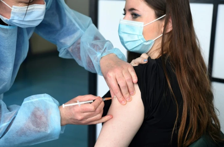 Vaccination d'une étudiante dans le secteur de la santé, à l'Université de Bretagne occidentale, à Brest (ouest), le 12 mars 2021