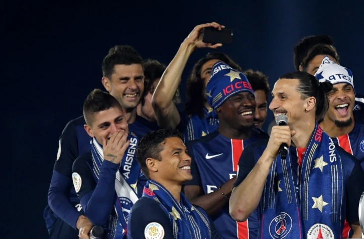 L'attaquant vedette du PSG Zlatan Ibrahimovic s'adresse aux spectateurs Ă  la fin du match face Ă  Nantes au Parc des Princes, le 14 mai 2016
