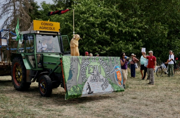Manifestation à Lezay, dans les Deux-Sèvres, d'opposants aux mégabassines, le 18 août 2023