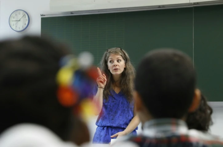 Les élèves retrouvent lundi les bancs de l'école, mais parents et enseignants abordent la rentrée scolaire dans le flou face aux conditions sanitaires
