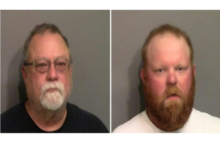 Gregory McMichael et son fils Travis, photographiés par la police le 7 mai 2020 après leur arrestation